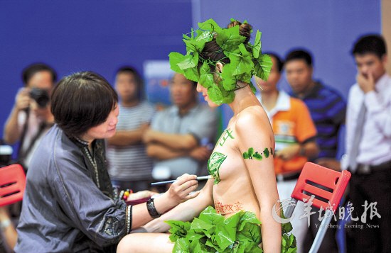 展會(huì)要靠裸？廣州茶業(yè)博覽會(huì)茶模彩繪引爭(zhēng)議