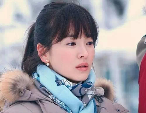 太平輪駛過，看喬妹如何巧搭絲巾成焦點(diǎn)！